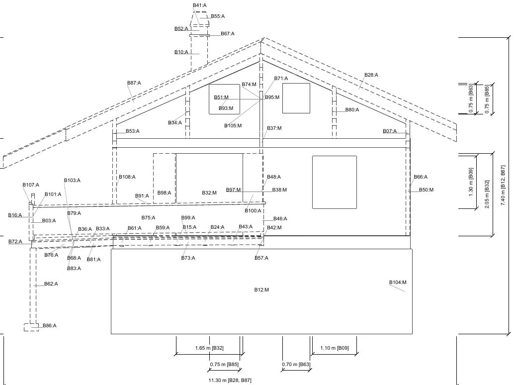 Strichzeichnung einer Giebelansicht derselben Alphütte: Satteldach, Kamin, Fenster, der Balkon links auf einer Stütze und der Sockel unten. Viele Bauteile tragen Codes wie B41:A oder B32:M, dazu Kettenmasse in Metern; gestrichelte Linien zeigen angenommene Bauteile.