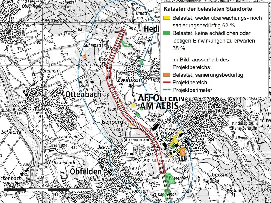 Graue Landeskarte mit farbig hervorgehobenen belasteten Standorten: gelb die belasteten, weder überwachungs- noch sanierungsbedürftigen, grün jene ohne zu erwartende schädliche oder lästige Einwirkungen, orange die sanierungsbedürftigen ausserhalb des Projektbereichs. Die Flächen häufen sich am Siedlungsrand von Affoltern am Albis. Der Projektbereich längs der Achse ist rot umrandet, der Projektperimeter als blaue Strichlinie; rechts oben steht die Legende mit den Belastungsklassen und ihren Anteilen.