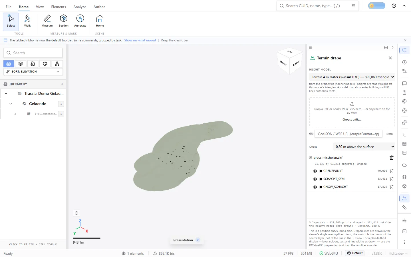 Derselbe BIM Viewer nach dem Drapen. Im Panel stehen unter dem Dateinamen drei gewählte Layer mit Farbmarke, Objektzahl und Papierkorbsymbol, darüber die Zeile mit der Zahl der gedrapten Objekte; im Geländemodell links sind die abgelegten Zeichen als dunkle Punkte und Striche zu sehen.