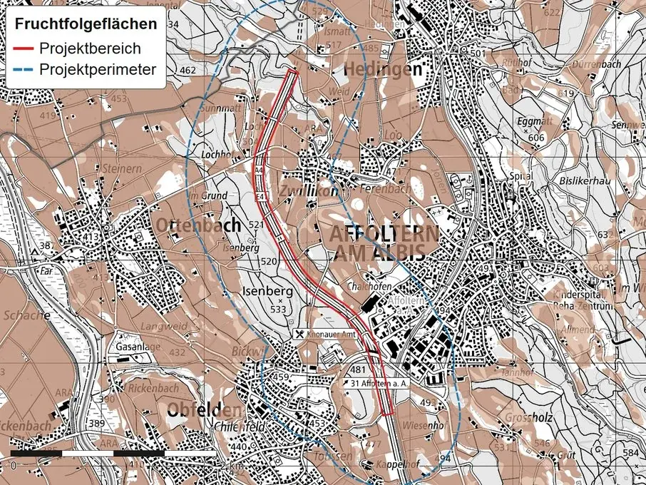 Kartenseite aus dem Bericht: Landeskarte mit den Fruchtfolgeflächen braun über weiten Teilen des Tals, der Projektbereich als rote Umrandung längs der Autobahn und der Projektperimeter blau gestrichelt; links oben die Legende.