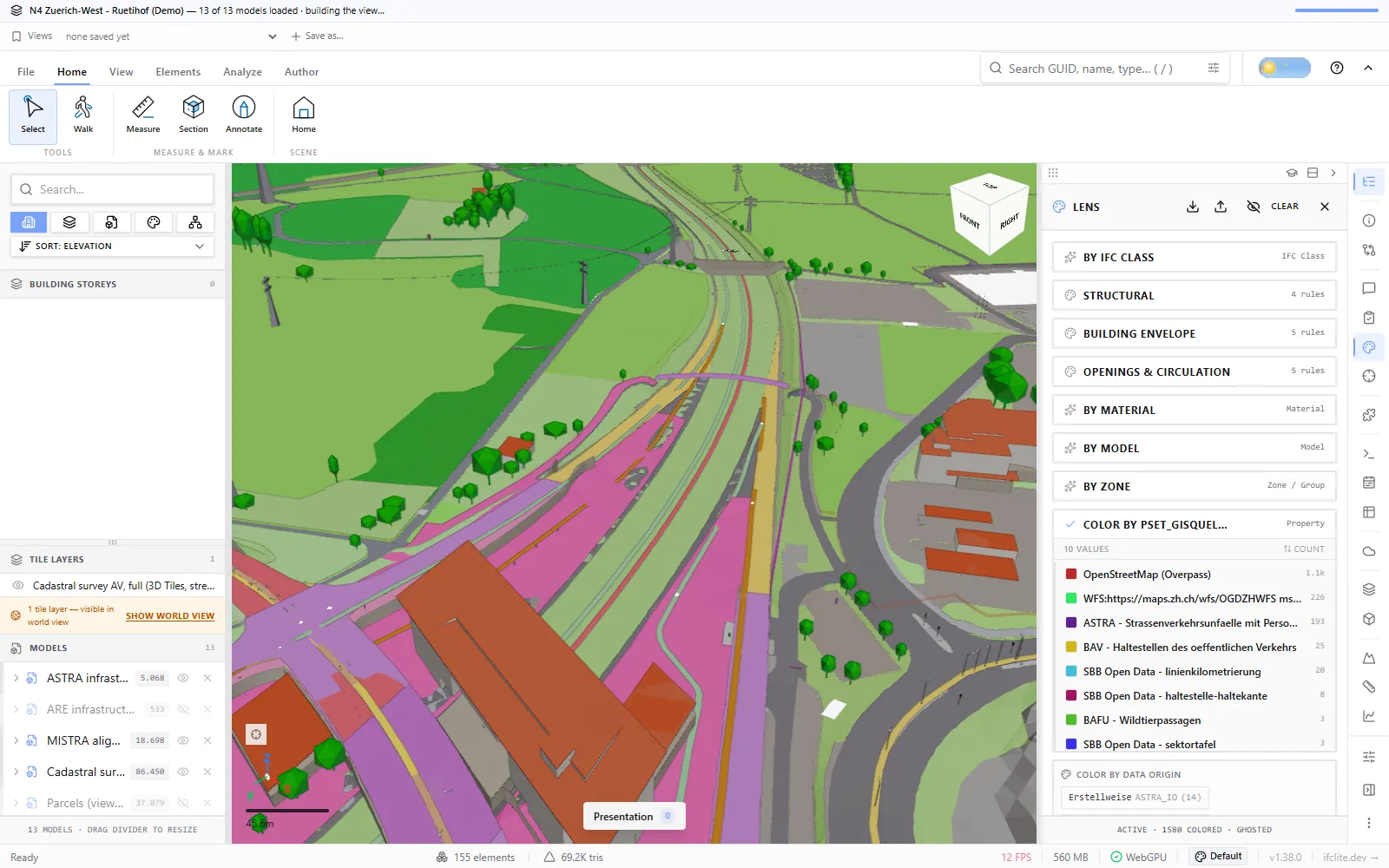 Bildschirmaufnahme vom 31. August 2026, als die Mappe dreizehn Modelle führte: Der BIM Viewer zeigt die geladene Projektmappe, die Kopfzeile nennt den Projektnamen und dass alle dreizehn Modelle geladen sind; links die Liste der Fachmodelle mit Objektzahlen, rechts das Einfärbungs-Panel mit zehn Legendenwerten, in der Mitte ein Autobahnabschnitt mit Anschluss, Dorfrand und farbig markierten Objekten.